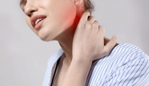 With osteochondrosis, pain and shoulders appear