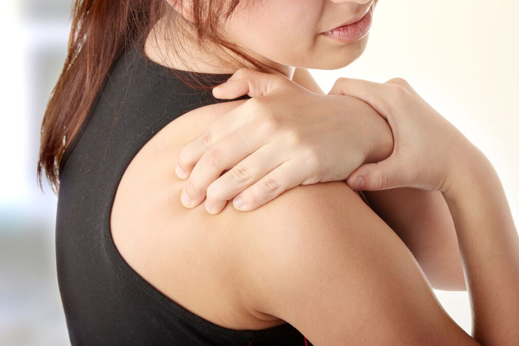 Cervical osteochondrosis may be accompanied by shoulder pain.
